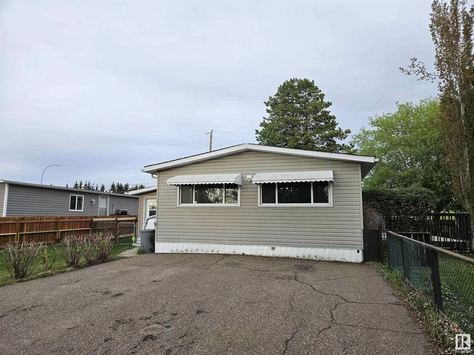 Mobile Home for rent: 1 305 Calahoo Rd, Spruce Grove, Alberta T7X 3K6