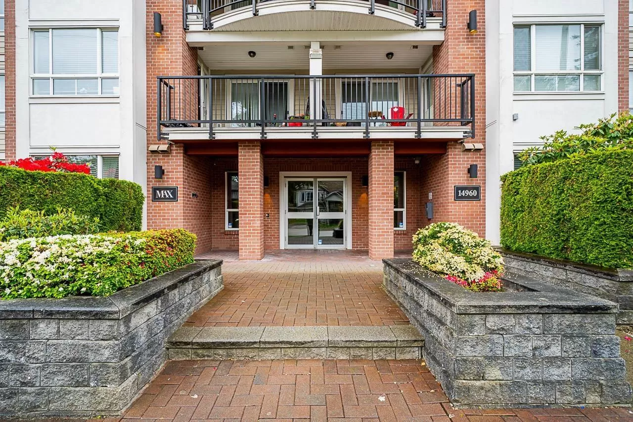 Apartment for rent: 109 14960 102a Avenue, Surrey, British Columbia V3R 6A3
