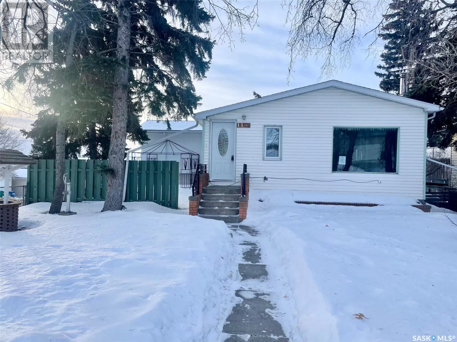 House for rent: 1103 Hochelaga Street W, Moose Jaw, Saskatchewan S6H 2J3