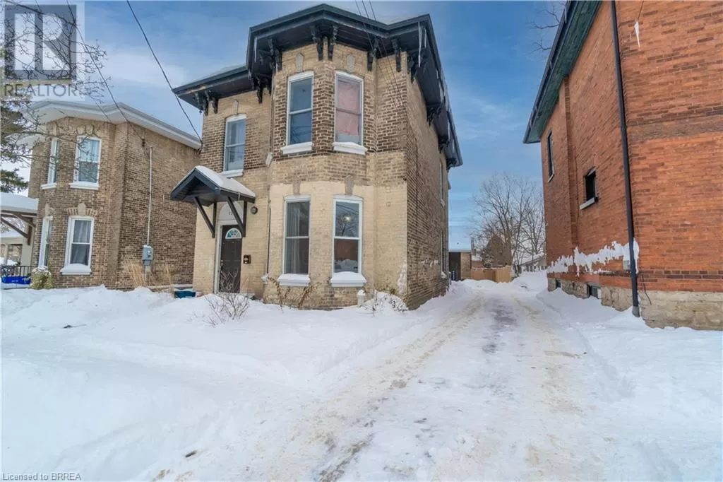 Triplex for rent: 120 George Street, Brantford, Ontario N3T 2Y6