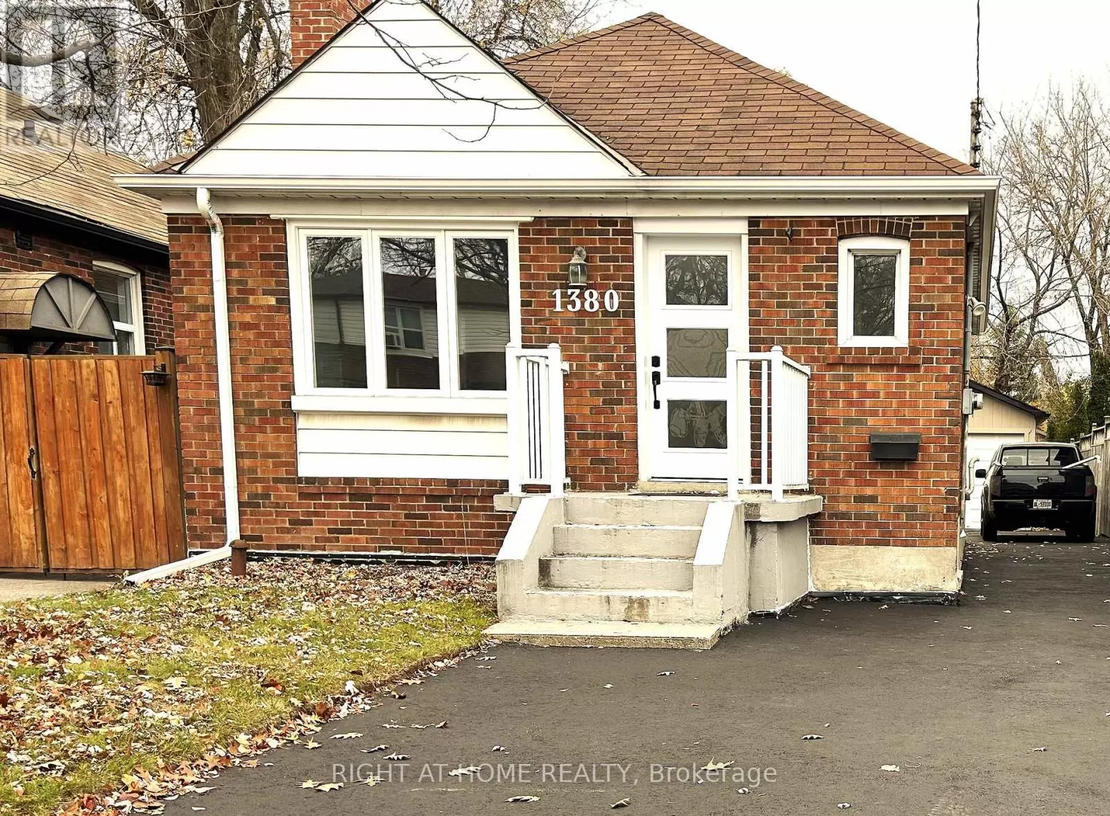 House for rent: 1380 Woodbine Avenue, Toronto, Ontario M4C 4G5