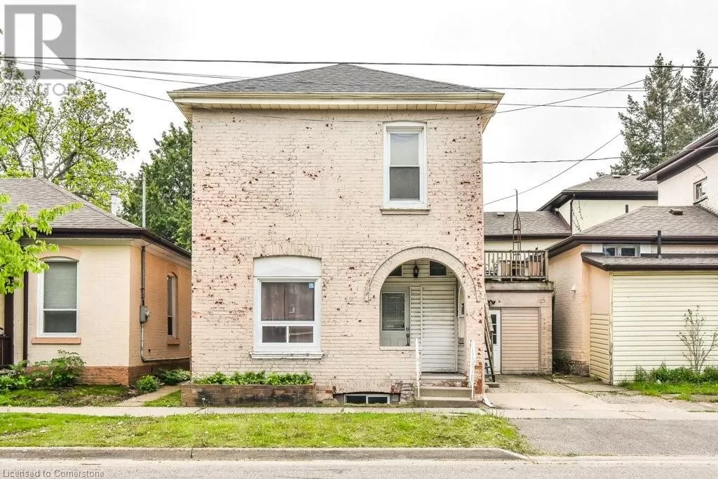 Triplex for rent: 165 Nelson Street, Brantford, Ontario N3S 4B7