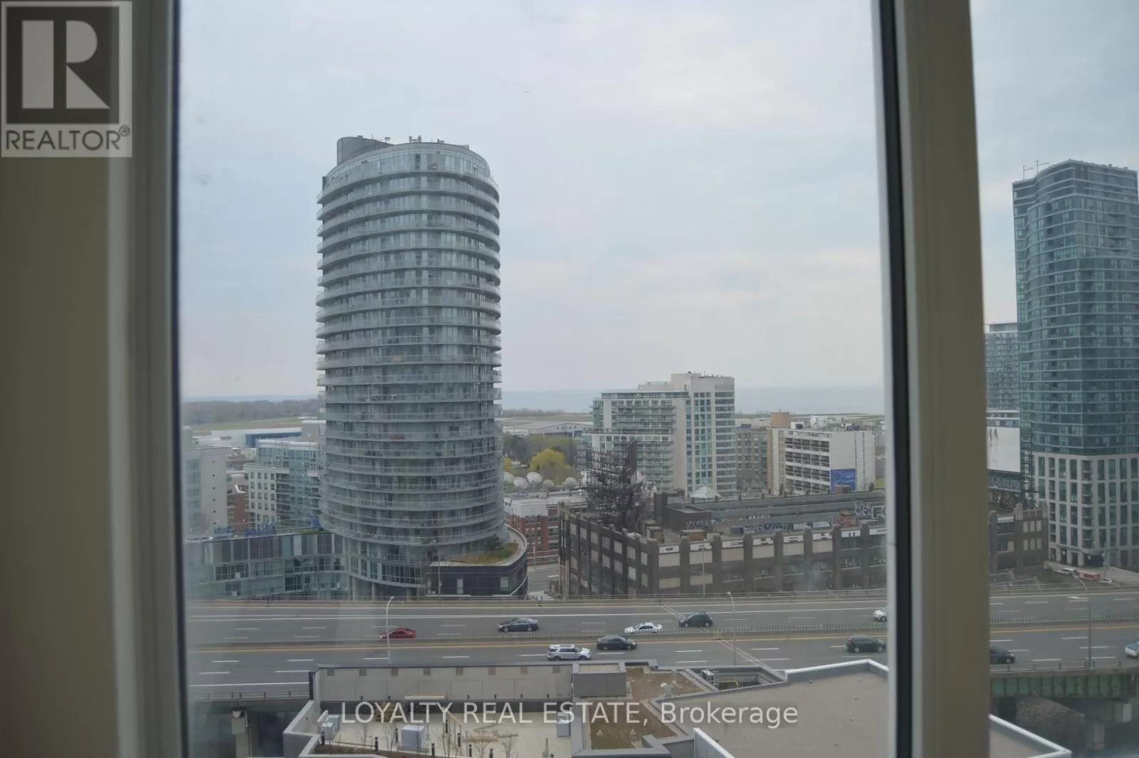 Apartment for rent: 1701 - 85 Queens Wharf Road, Toronto, Ontario M5V 0J9