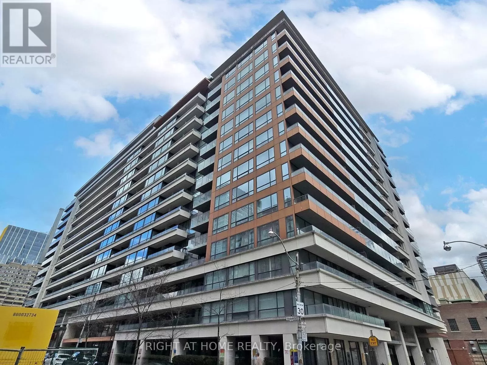 Apartment for rent: 1702 - 111 Elizabeth Street, Toronto, Ontario M5G 1P7