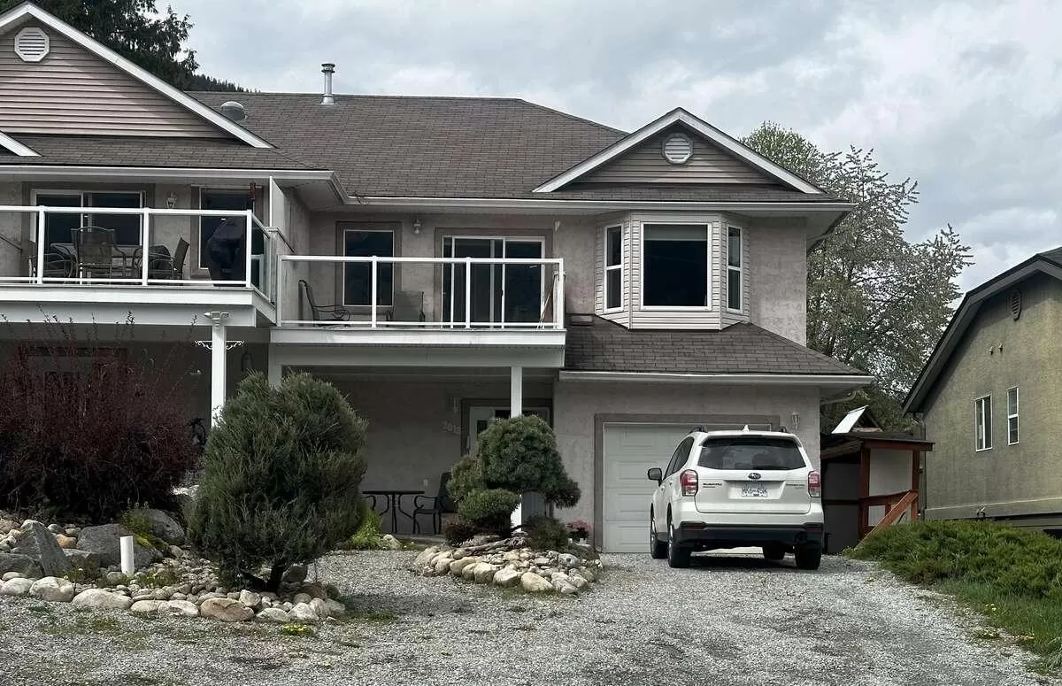 Duplex for rent: 2018 Choquette Avenue, Nelson, British Columbia V1L 5V1