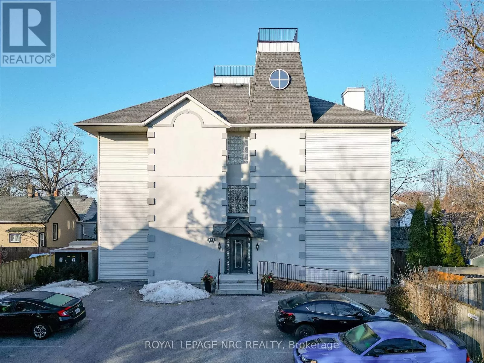 Apartment for rent: 202 - 159 Lake Street, St. Catharines, Ontario L2R 5Y6