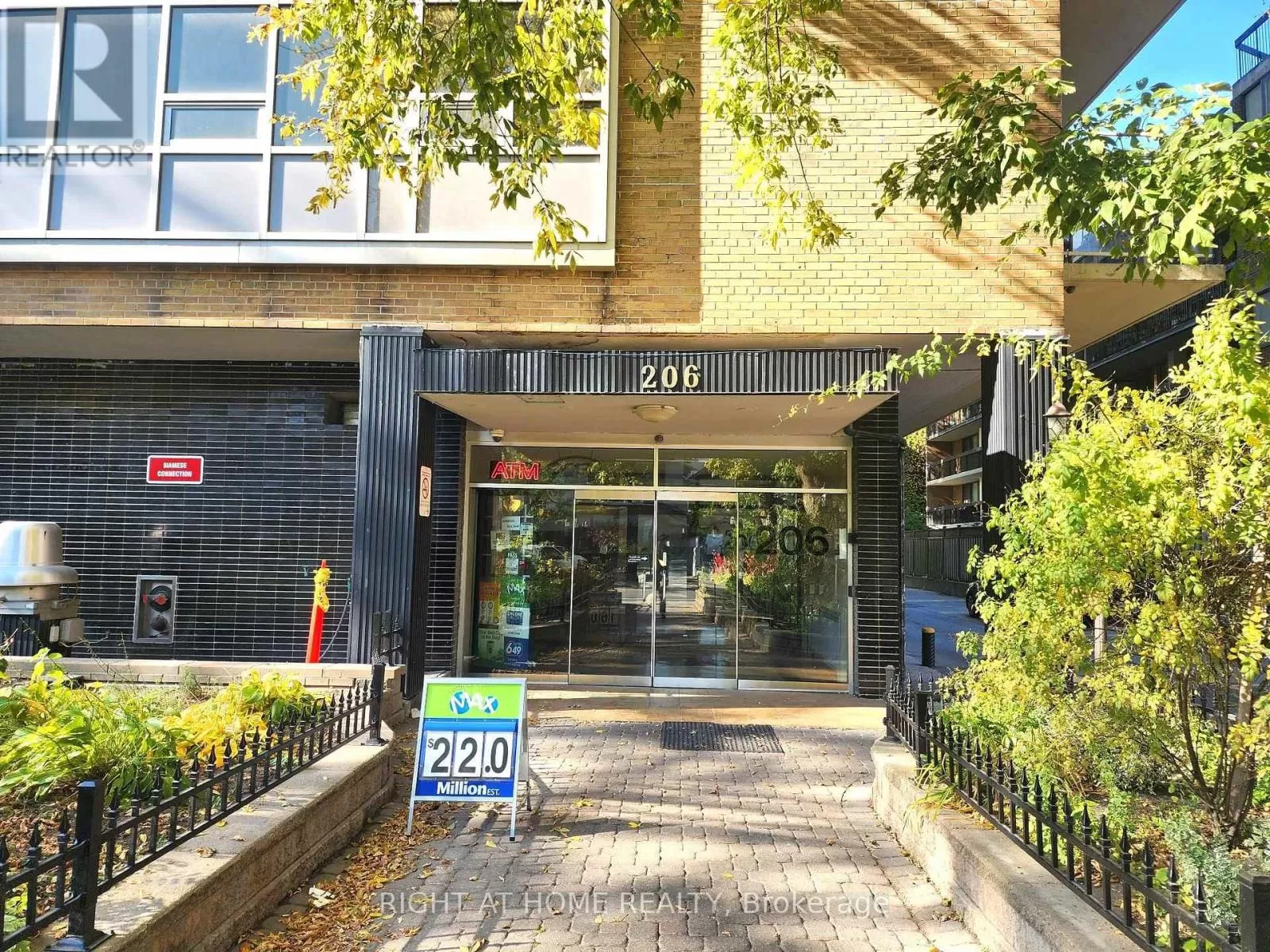 206 St. George Street, Toronto, Ontario M5R 2N6