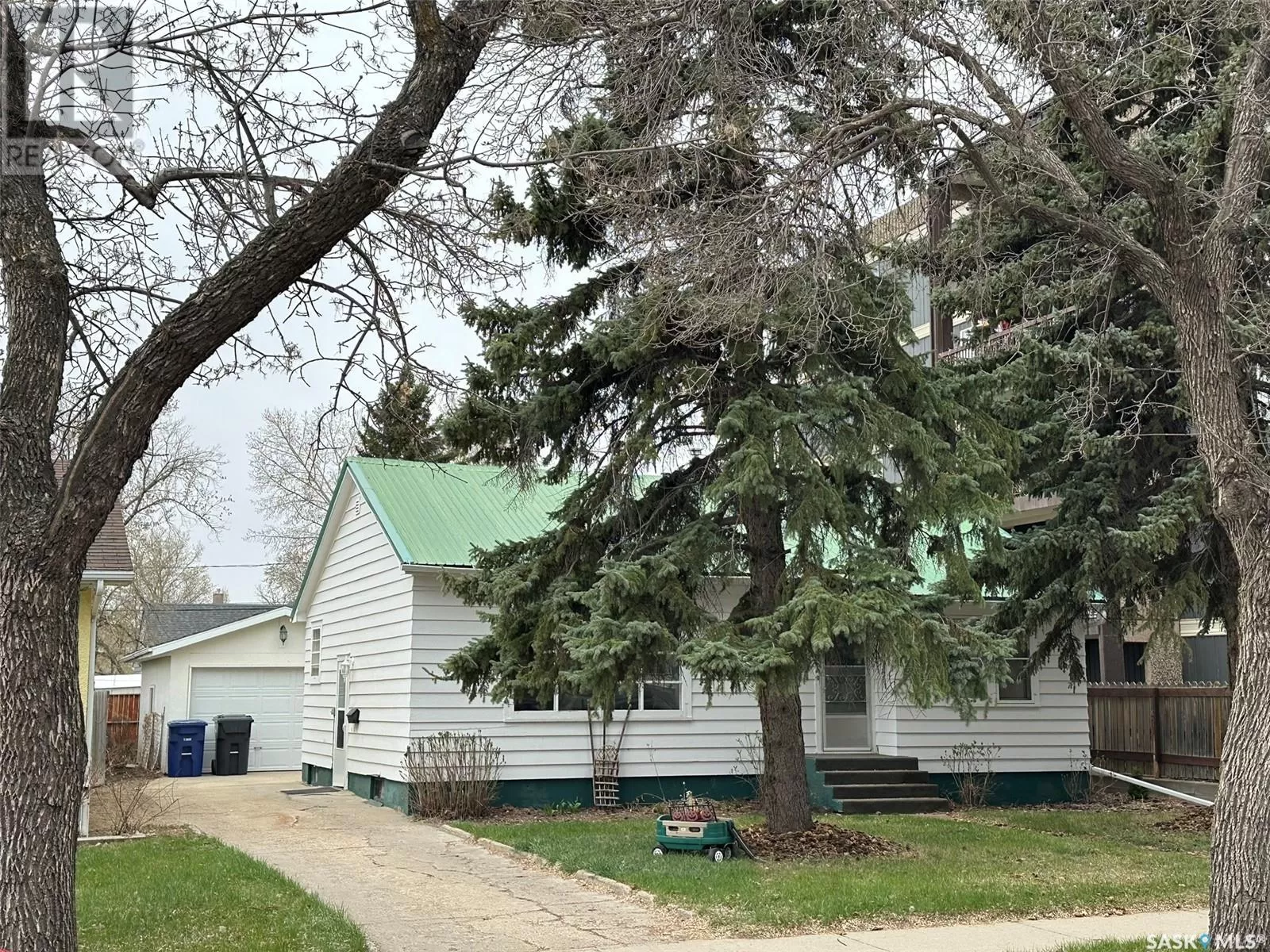 House for rent: 223 3rd Street, Weyburn, Saskatchewan S4H 0W5