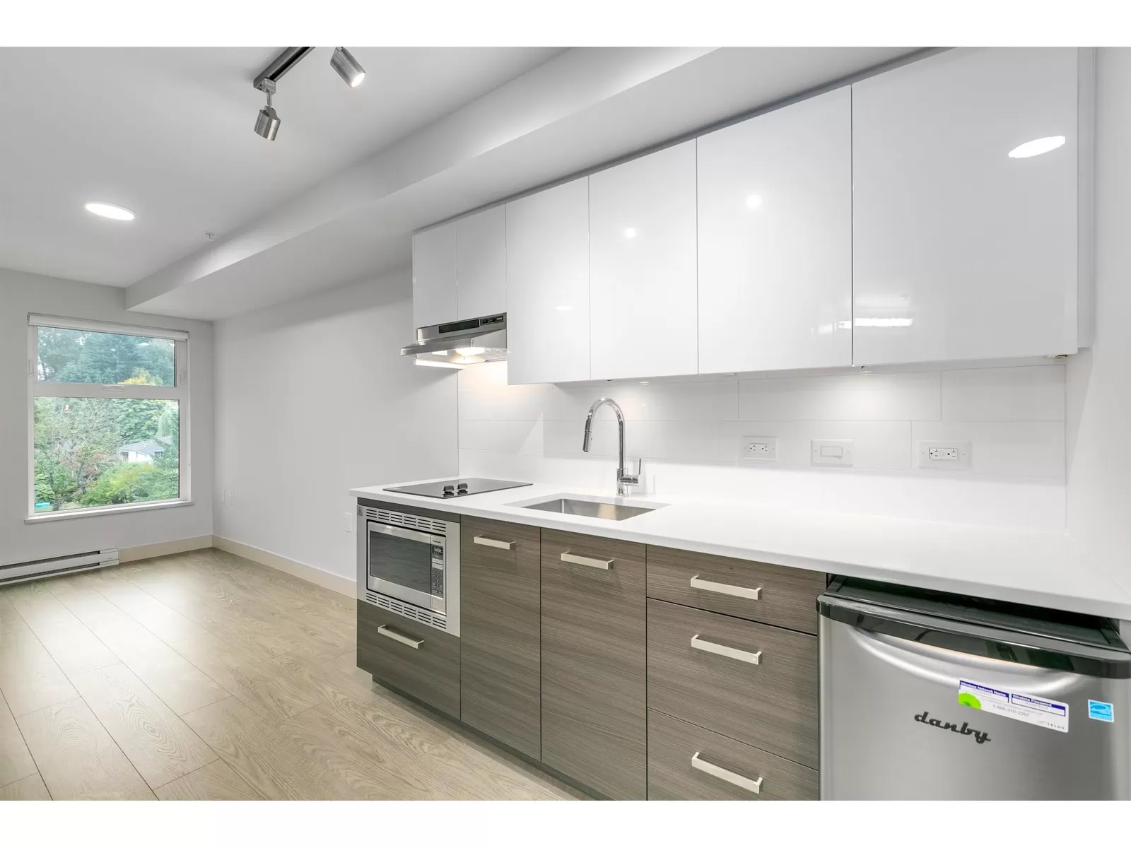 Apartment for rent: 227 10928 132 Street, Surrey, British Columbia V3T 3W7