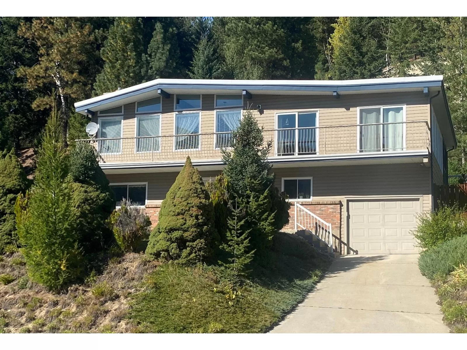 House for rent: 2849 Laburnum Drive, Trail, British Columbia V1R 4N6