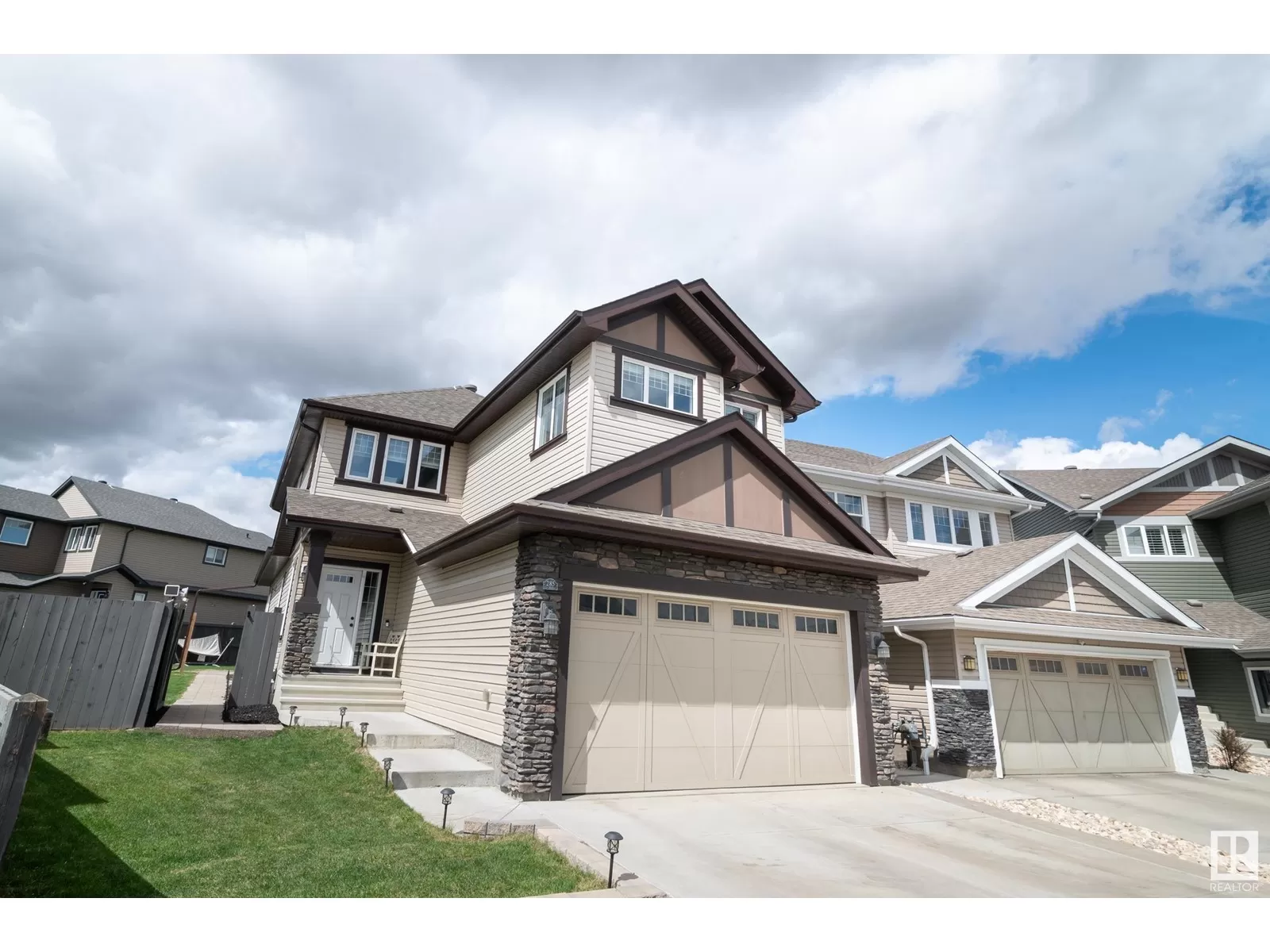 House for rent: 285 Cy Becker Bv Nw, Edmonton, Alberta T5Y 3R6