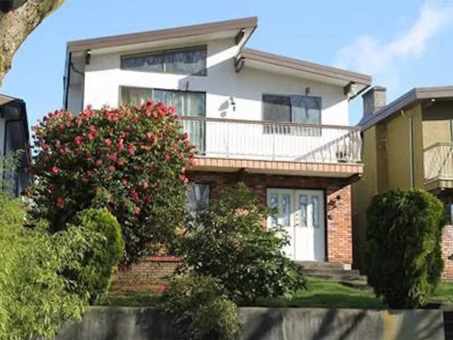 House for rent: 2869 E 10th Avenue, Vancouver, British Columbia V5M 2B2