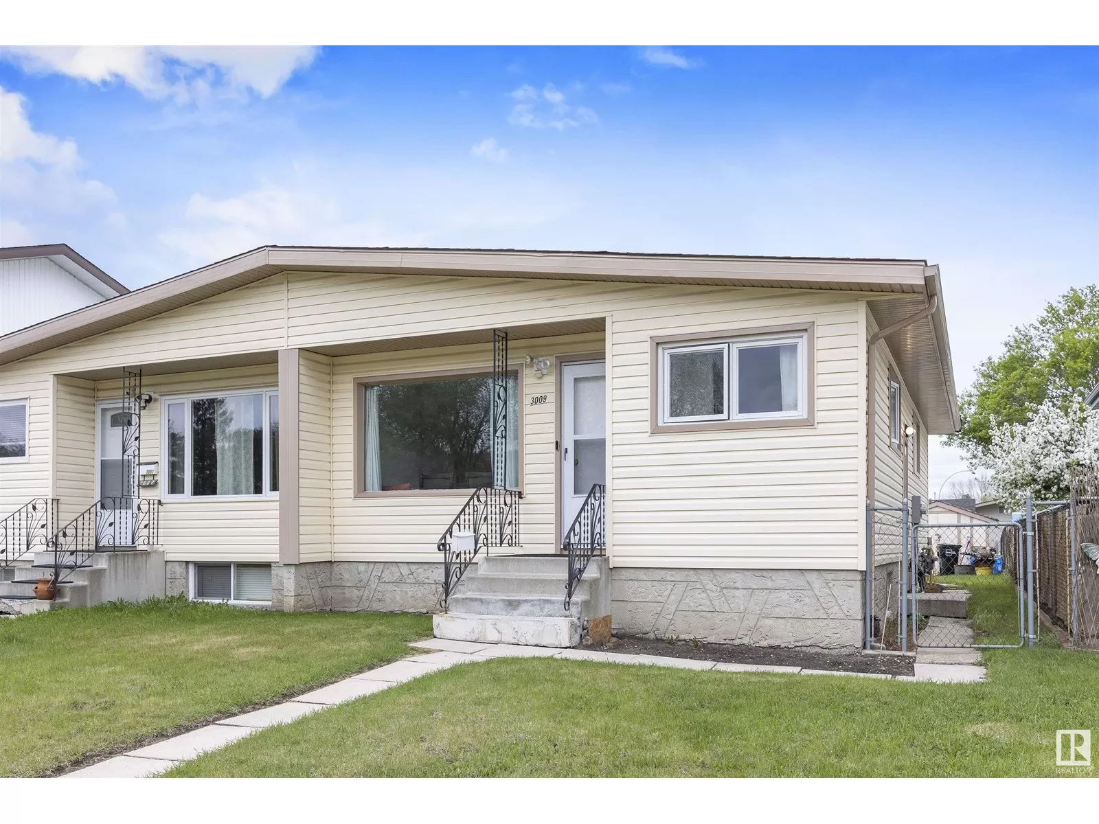 Duplex for rent: 3009 113 Av Nw, Edmonton, Alberta T5W 0P3