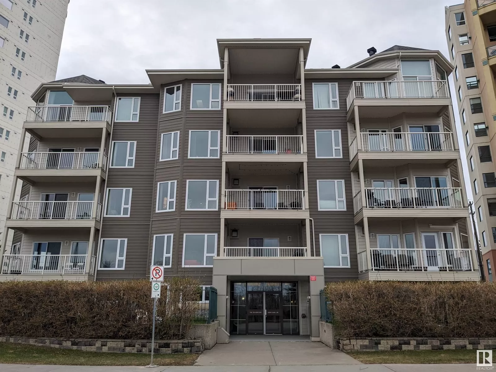 Apartment for rent: #302 10809 Saskatchewan Dr Nw, Edmonton, Alberta T6E 4S5
