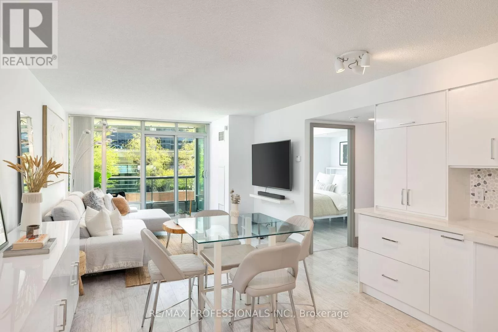 Apartment for rent: 302 - 81 Navy Wharf Court, Toronto, Ontario M5V 3S2