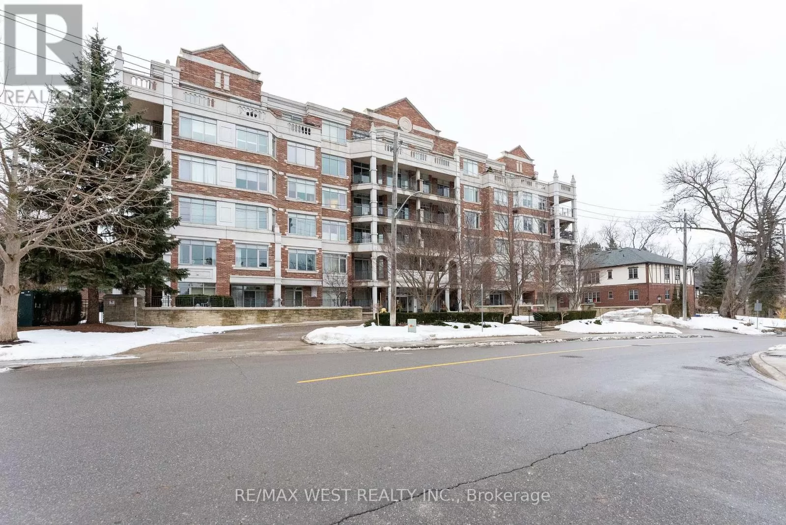 Apartment for rent: 303 - 12 Old Mill Trail, Toronto, Ontario M8X 2Z4