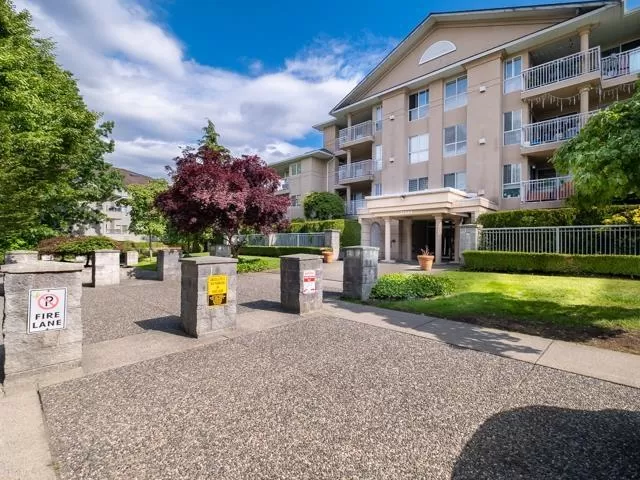 Apartment for rent: 304 13733 74 Avenue, Surrey, British Columbia V3W 1B8