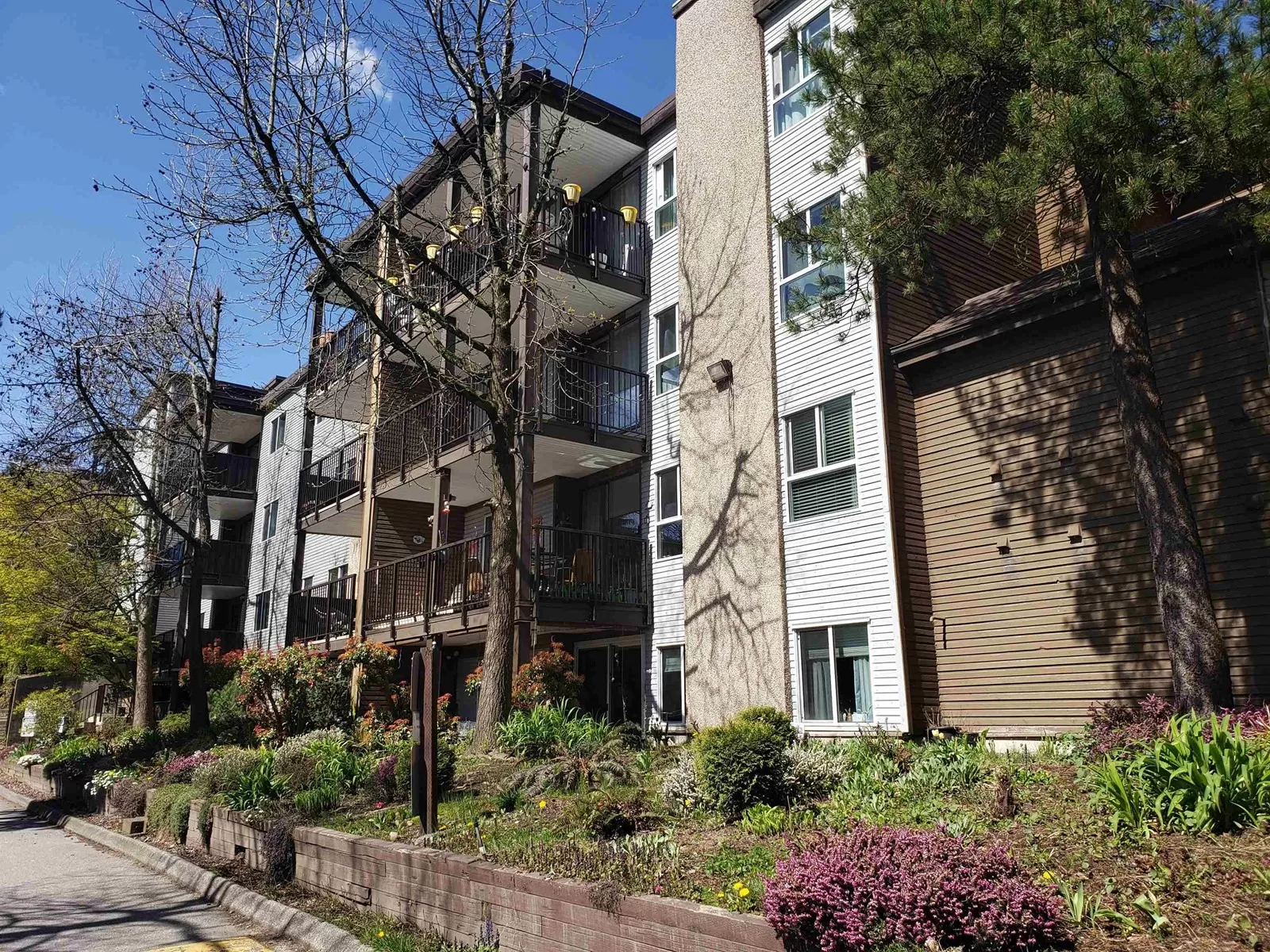 Apartment for rent: 306 10698 151a Street, Surrey, British Columbia V3R 8T5