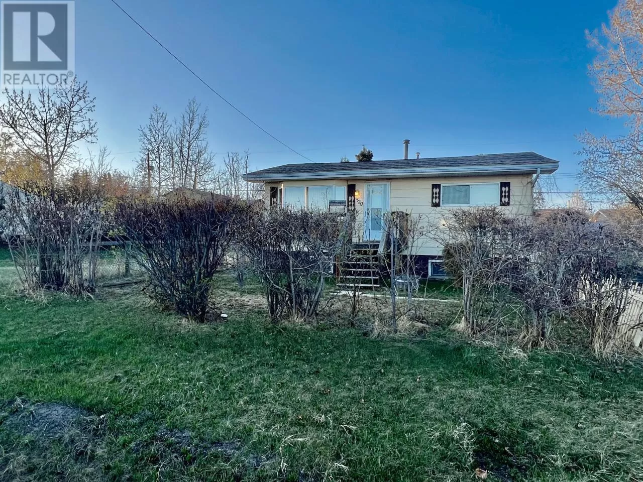 House for rent: 320 98 Avenue, Dawson Creek, British Columbia V1G 1R7