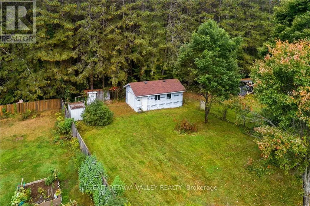 35 Boulter Lake Road, Hastings Highlands, Ontario K0L 2K0