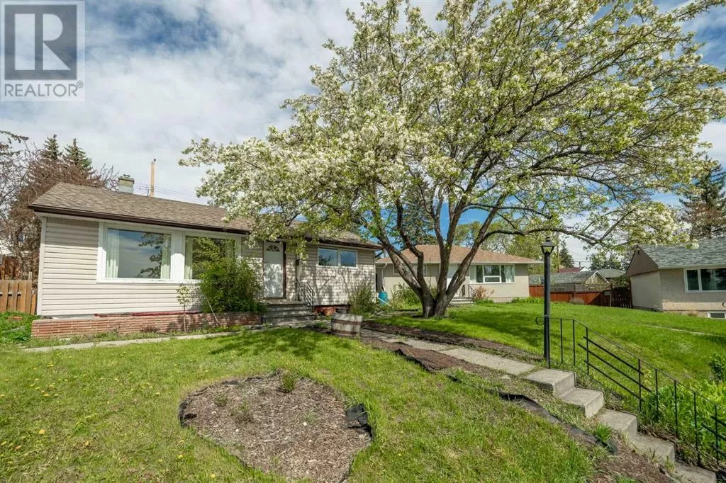 House for rent: 37 Northmount Crescent Nw, Calgary, Alberta T2K 2V8