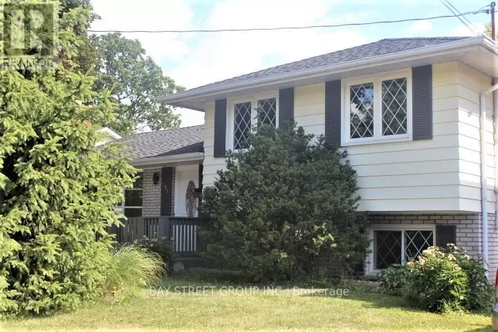 House for rent: 379 Meadowhill Road, Burlington, Ontario L7L 3L5