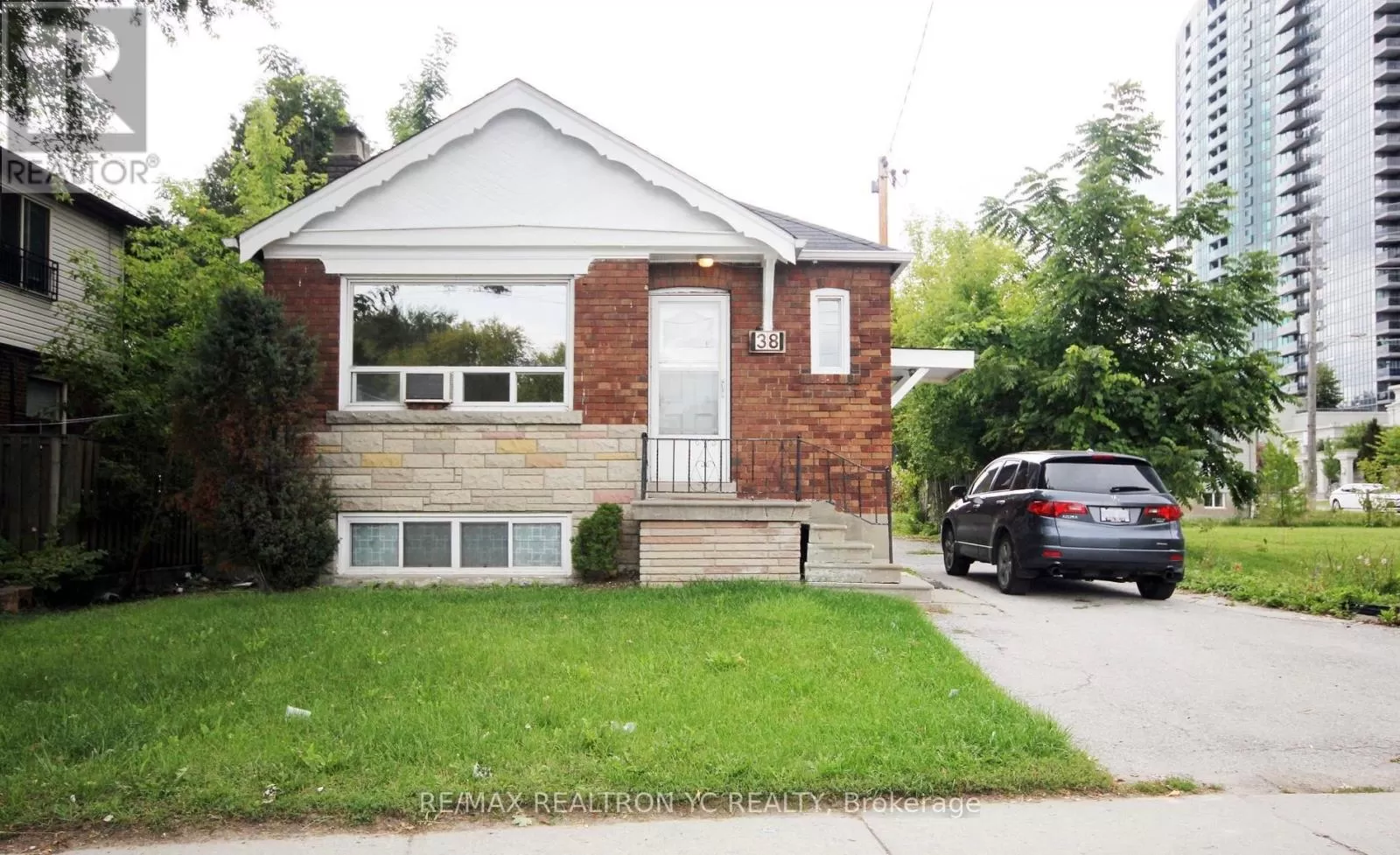 House for rent: 38 Finch Avenue W, Toronto, Ontario M2N 2G9