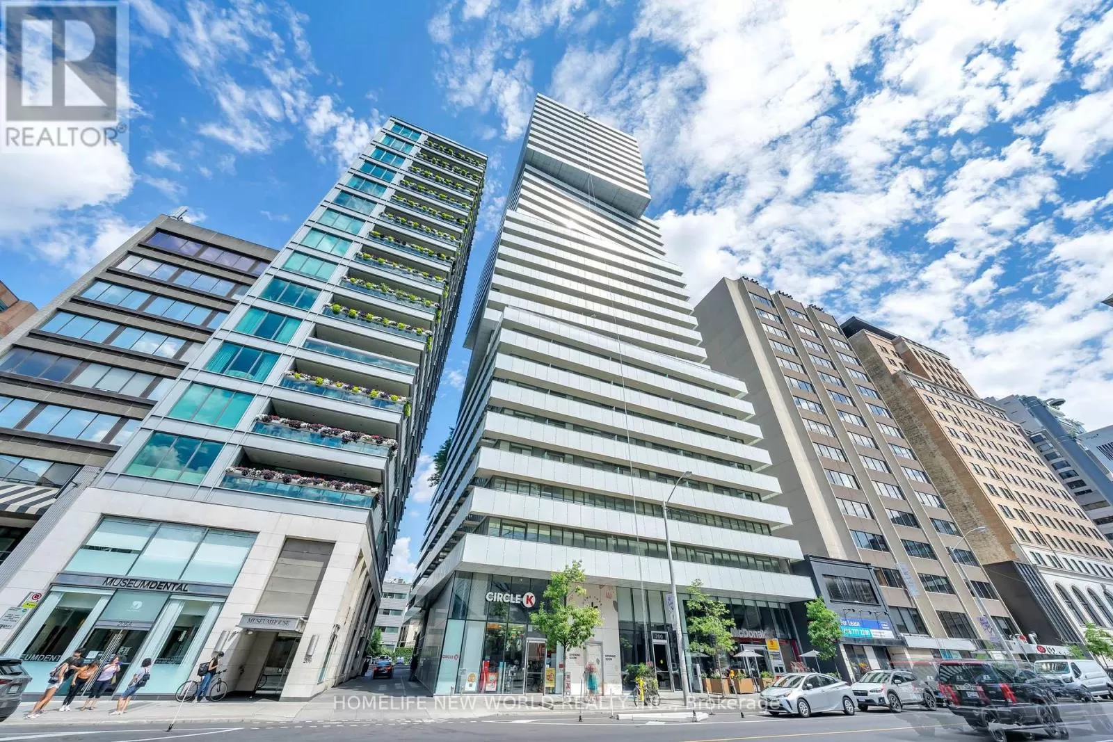 Apartment for rent: 402 - 200 Bloor Street W, Toronto, Ontario M5S 1T8