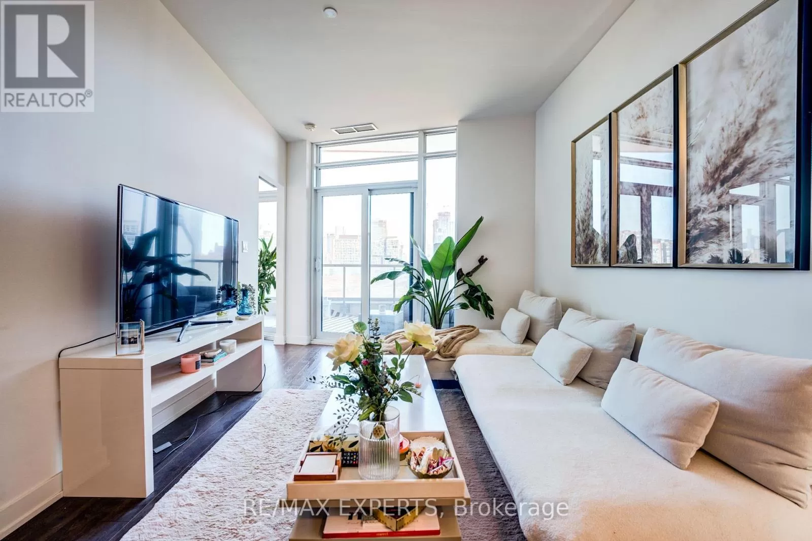 Apartment for rent: 402 - 30 Ordnance Street, Toronto, Ontario M6K 0C8