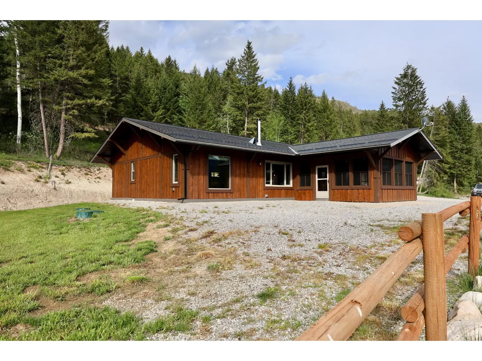 House for rent: 4975 Castledale View Estates Road, Golden, British Columbia V0A 1L0