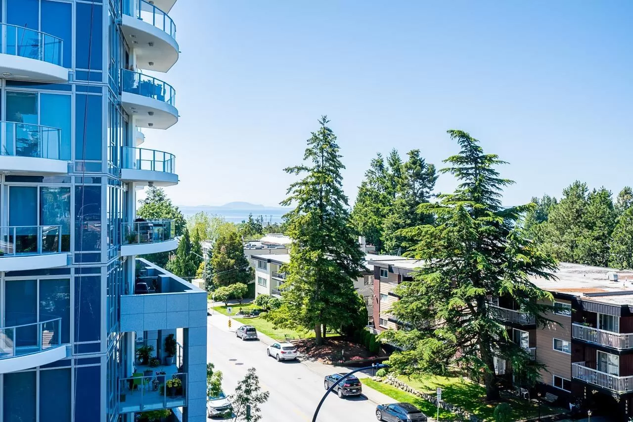 Apartment for rent: 502 1550 Martin Street, White Rock, British Columbia V4B 5M3