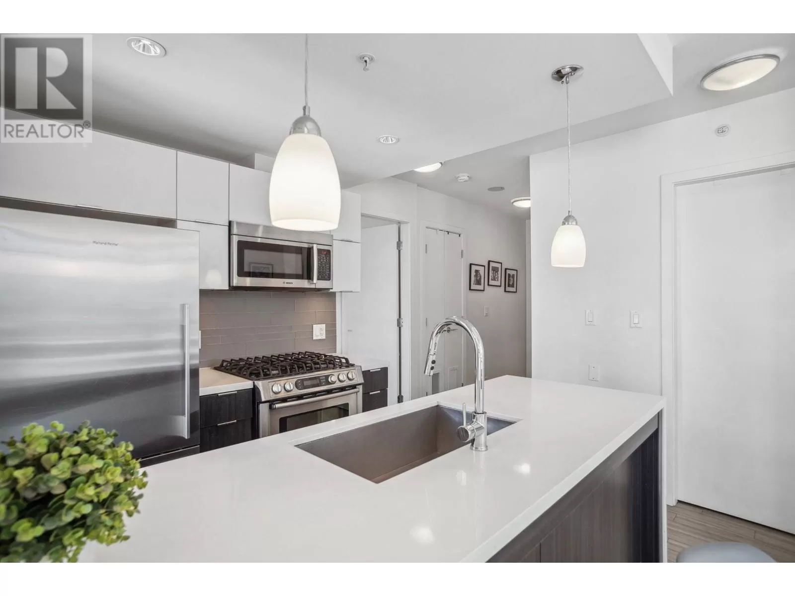 Apartment for rent: 502 1775 Quebec Street, Vancouver, British Columbia V5T 0E3