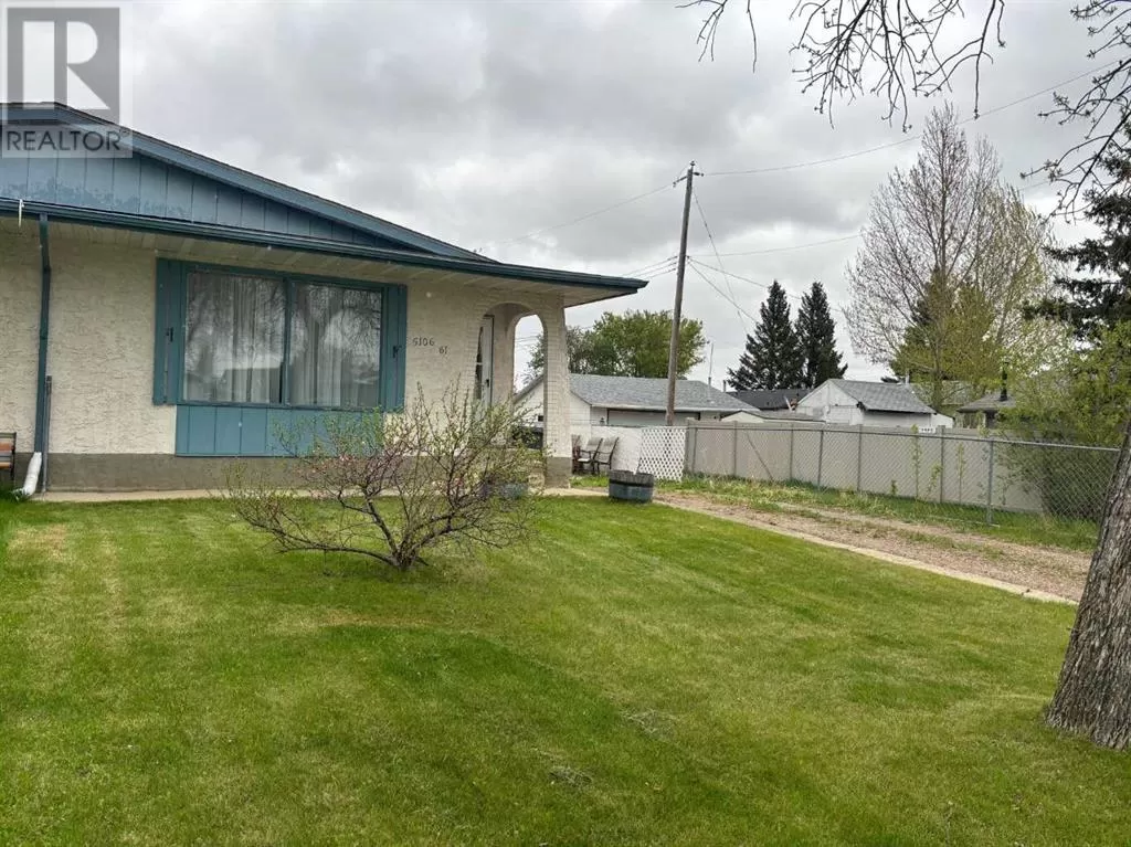 Duplex for rent: 5106 A, 61 Avenue, Ponoka, Alberta T4J 1E7