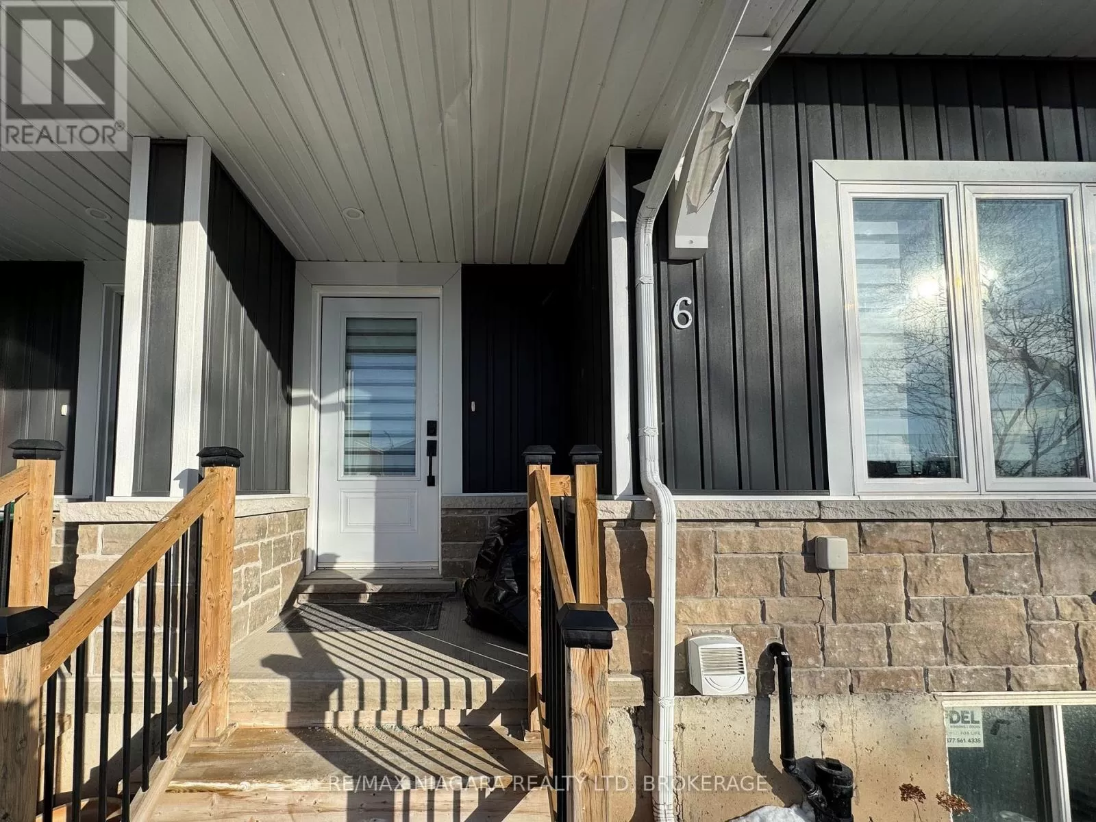 Row / Townhouse for rent: 6 Upper - 8196 Mcleod Road, Niagara Falls, Ontario L2H 3N3