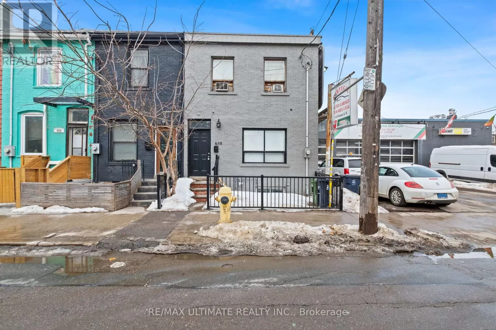 Triplex for rent: 658 Dundas Street W, Toronto, Ontario M5T 1H9