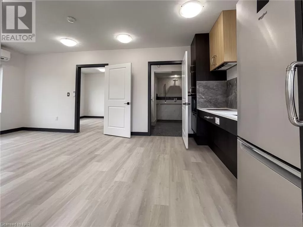 Apartment for rent: 729 Queensdale Avenue E, Hamilton, Ontario L8V 1M4