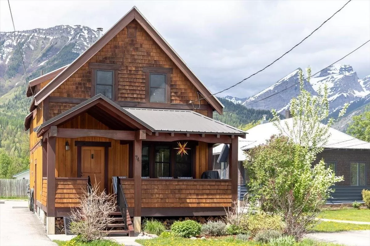 House for rent: 751 4th Avenue, Fernie, British Columbia V0B 1M0