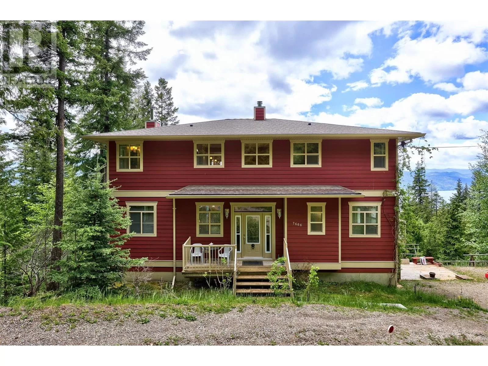 House for rent: 7666 Lichen Road, Anglemont, British Columbia V0E 1M8