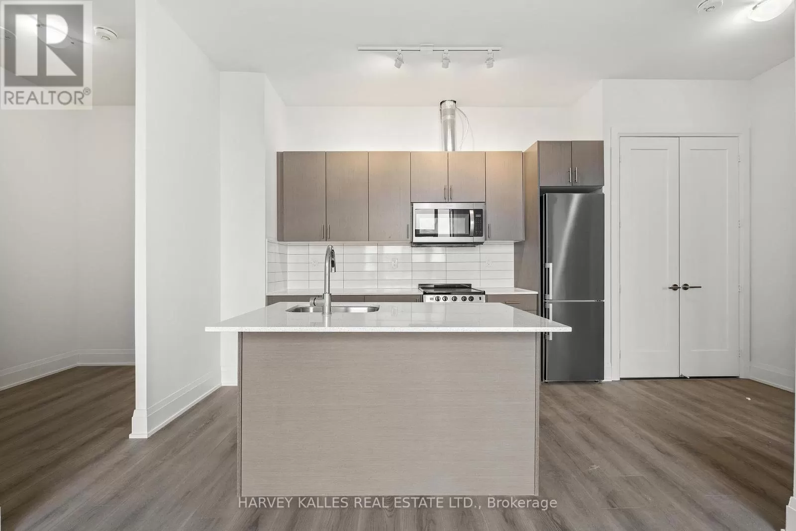 Apartment for rent: 811 - 509 Dundas Street W, Oakville, Ontario L6M 4M2