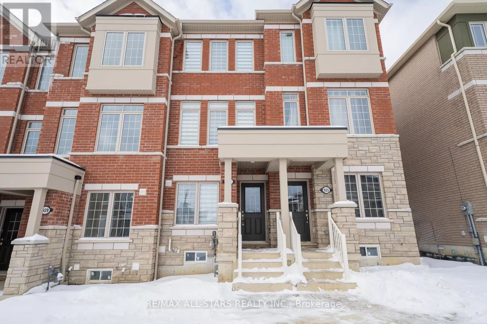 Row / Townhouse for rent: 927 Crowsnest Hollow, Pickering, Ontario L1X 0P4