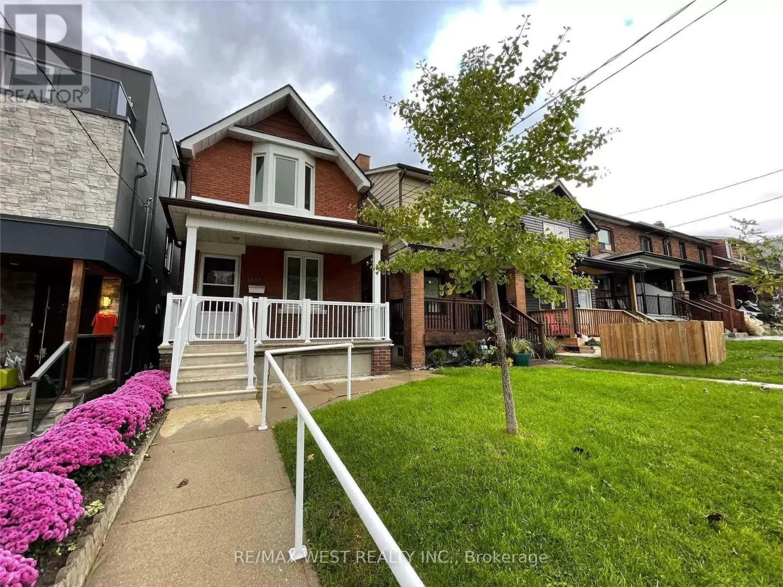 House for rent: Main - 132 Mcroberts Avenue, Toronto, Ontario M6E 4P5