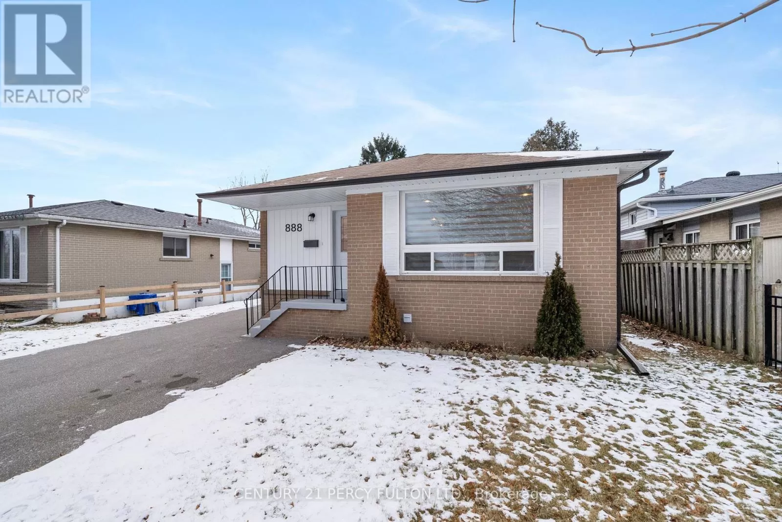 House for rent: Main Floor - 888 Naroch Boulevard, Pickering, Ontario L1W 1T2