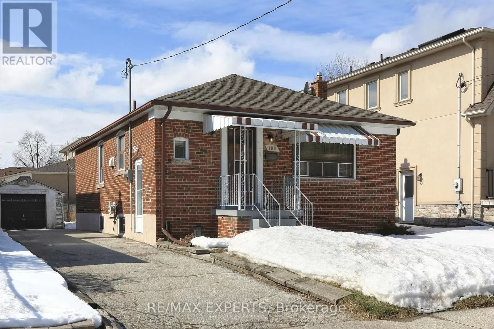 Other for rent: Upper - 100 North Carson Street, Toronto, Ontario M8W 4C5