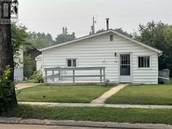 1121 8 Avenue, Wainwright