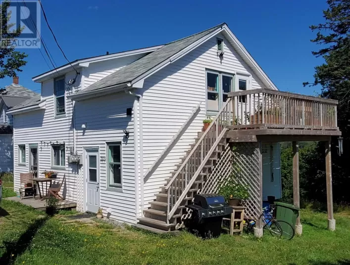 205 Lawrence Street, Lunenburg