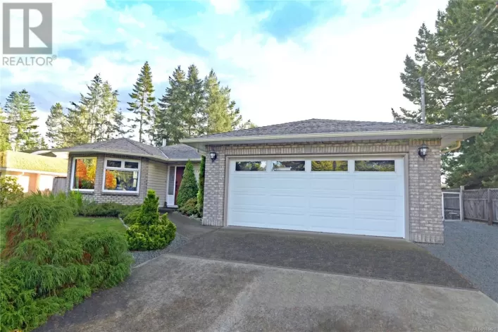 576 Dogwood Rd, Qualicum Beach